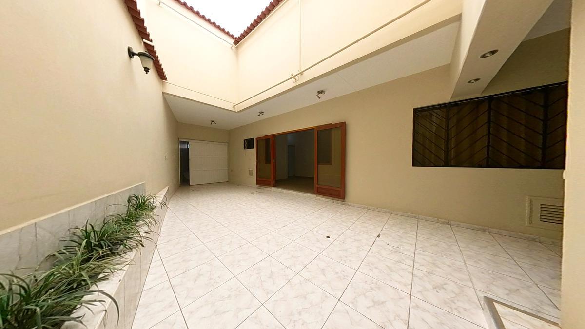 ALQUILER DE CASA EN CALLE LOS SAUCES, URB. SANTA VICTORIA
